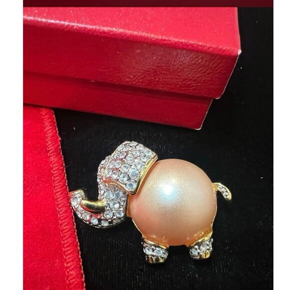 Kenneth Jay Lane Vintage Clear Rhinestone Faux Pearl Belly Elephant Brooch New - Picture 9 of 9